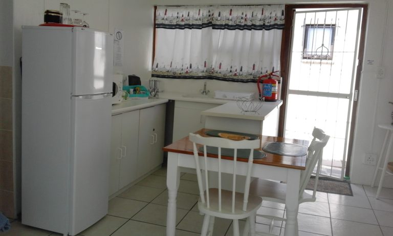 U2 Kitchenette table and chairs 768x461