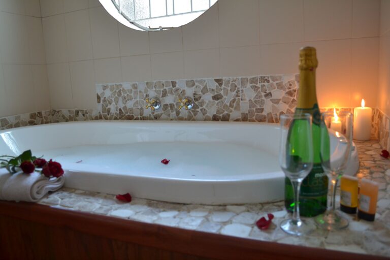 1 Honeymoon Suite Romantic Turndown 2 768x512